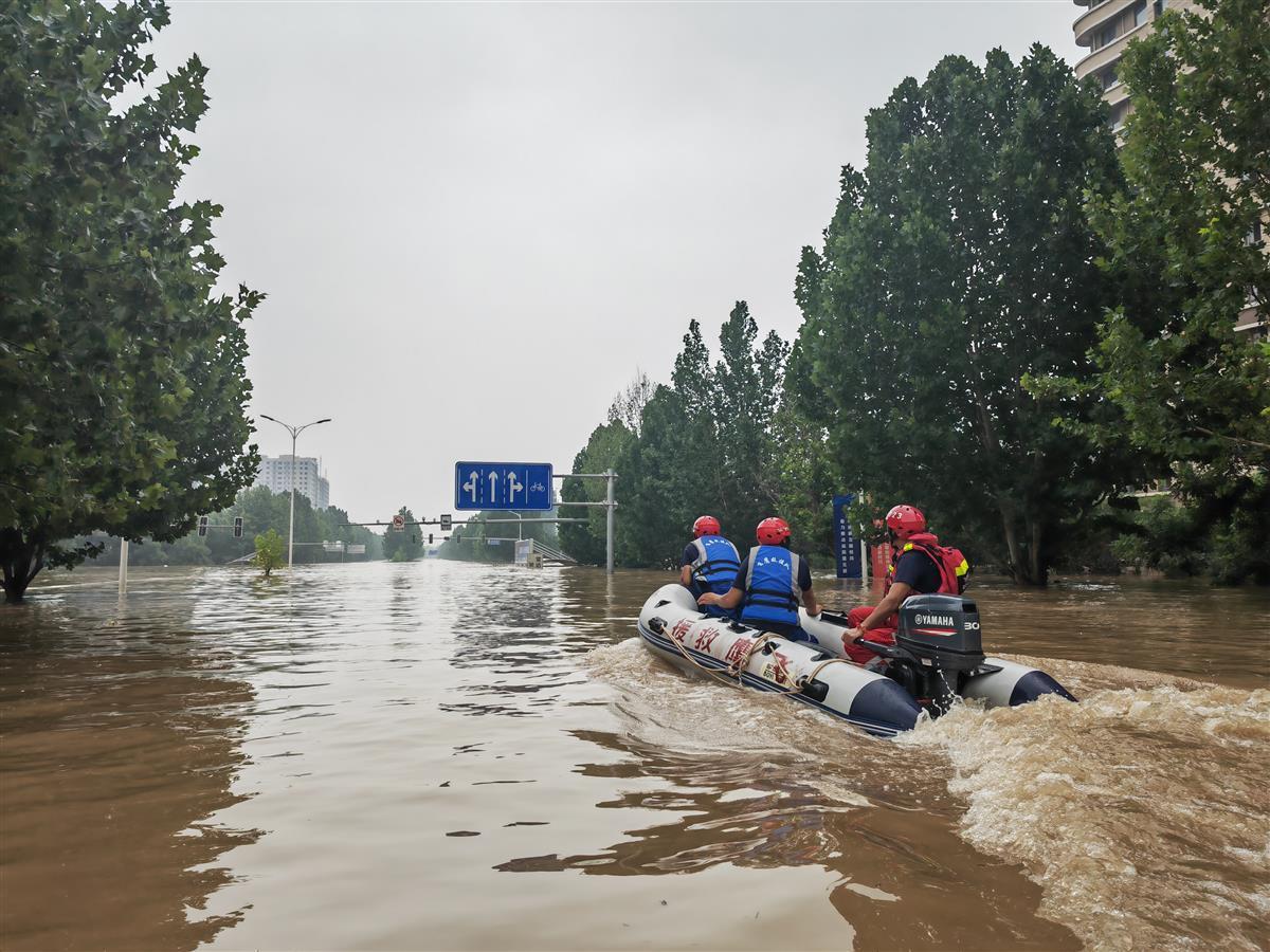 邛崃飞鹰救援队正在华阳东路搜救。（记者丁鹏 摄）