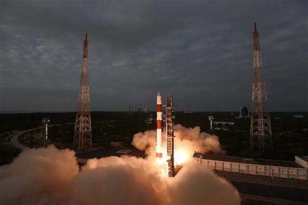 印度成功发射一箭7星！月船3号正飞向月球