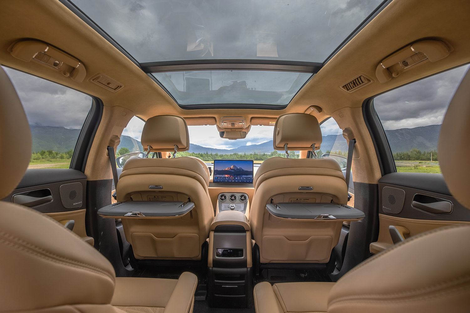 腾势N8正式上市，定位智能豪华全场景SUV，售价31.98万元起
