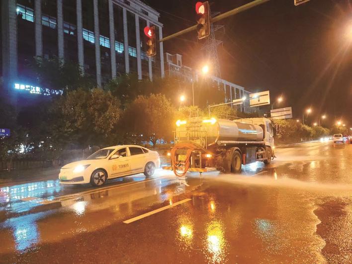 昨日夜间，长沙县城管局安排水车对积水路面冲洗，确保路面干净整洁、安全通畅。县城管局供图