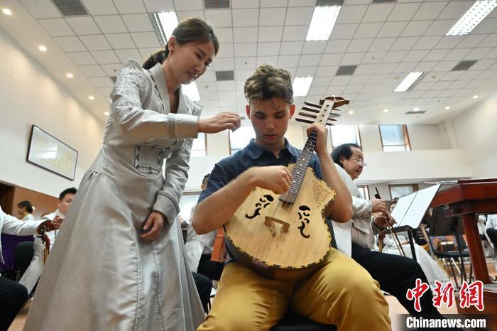 内蒙古呼和浩特市，俄罗斯中学生学习弹奏火布思。　刘文华 摄