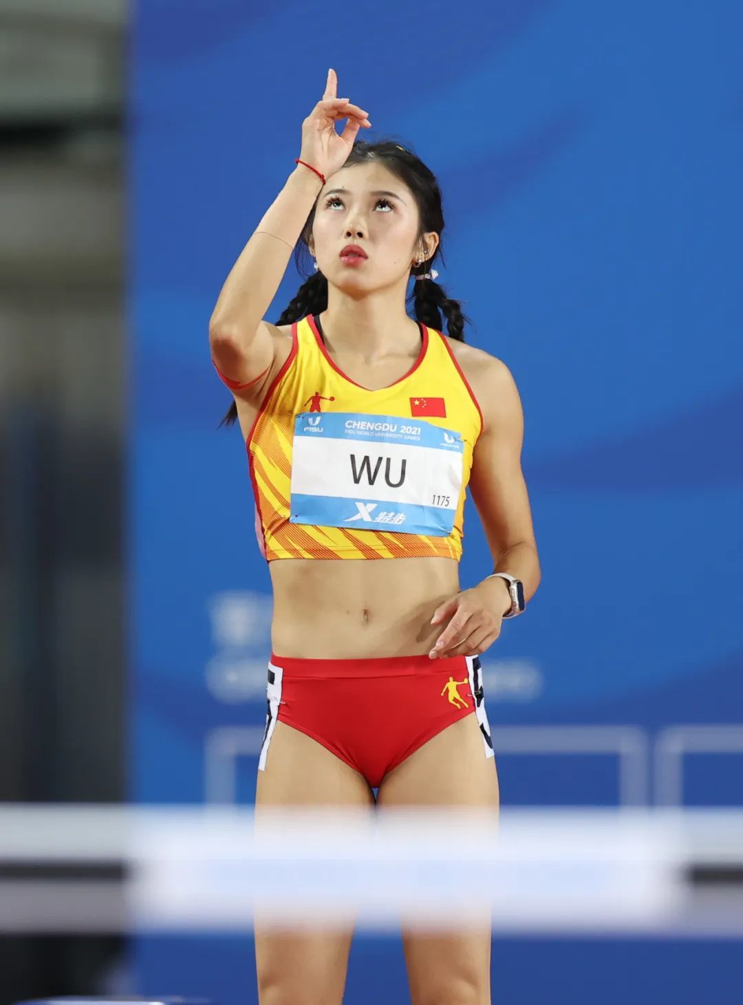 ▲2023年8月4日，中国选手吴艳妮在比赛前