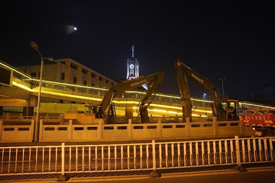 大型设备进入地道桥进行填平施工。