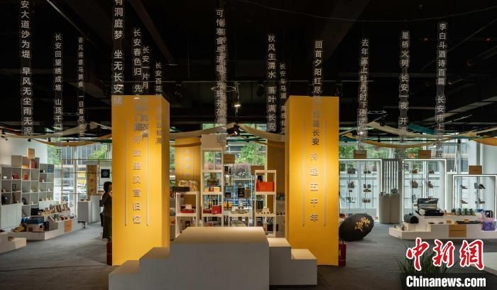 图为陈列的各式旅游商品。陕西省旅游协会供图