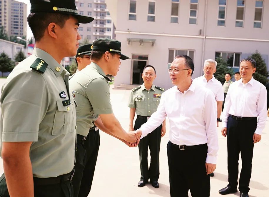 在八一建军节来临之际，7月27日，山西省委副书记、省长金湘军深入63710部队驻晋某部走访慰问，代表山西省委、省政府向驻晋部队广大官兵致以节日问候。山西日报记者 李兆民 摄