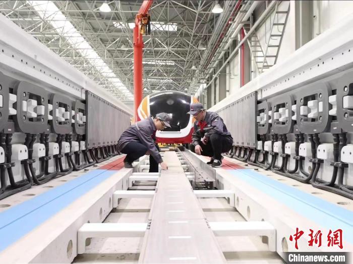 技术人员在试验现场讨论测速定位技术方案。谭富星 供图