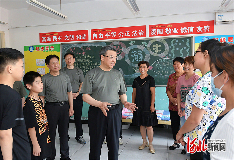 8月3日,省委书记、省人大常委会主任倪岳峰在献县育英小学安置点看望慰问安置群众。 河北日报记者赵海江摄