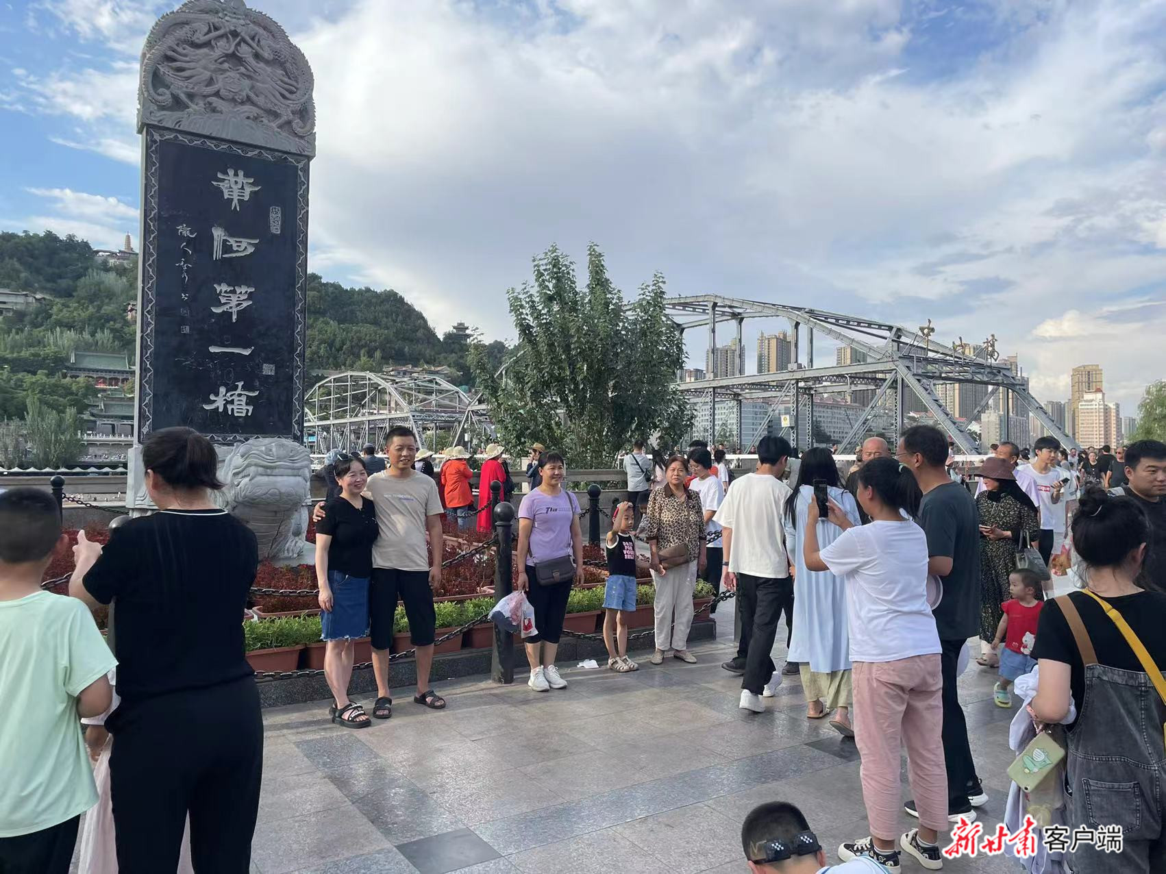 8月1日下午，兰州市中山桥等热门景点旅游火爆，黄河快艇十分繁忙。新甘肃·甘肃日报记者 薛砚 摄