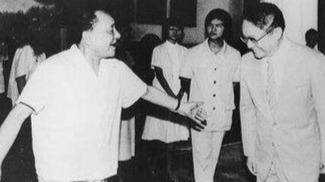 1981年邓小平接见金庸，从此金庸的小说得以在大陆解封