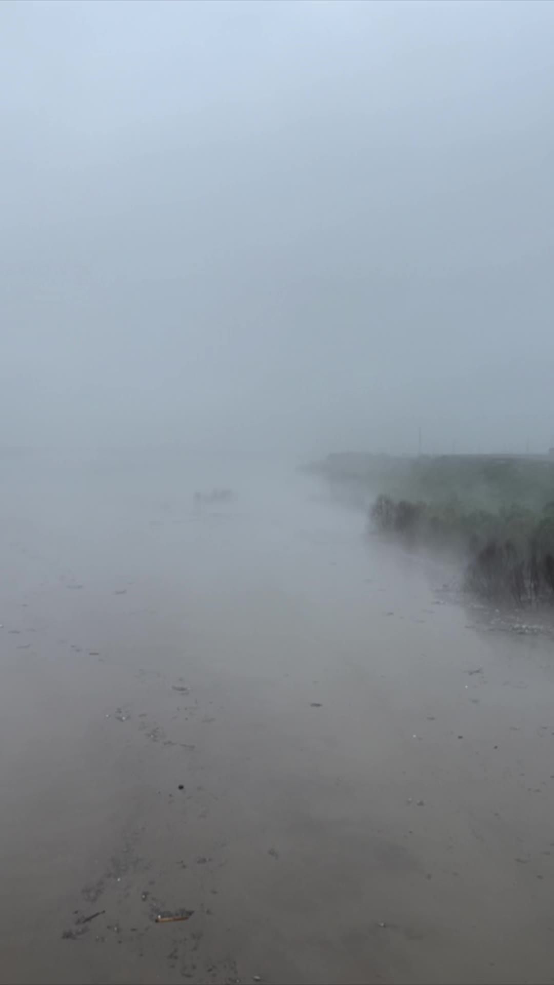 【昨日塌陷小清河桥旁水流平稳 积水明显减少】近日，北京遭遇强降雨，丰台地区因暴雨导致小清河桥附近发生塌陷，国是直通车8月1日上午赶往该地，发现水流趋于平稳，积水量明显减少。 丰台地区的抢险工作仍在紧张