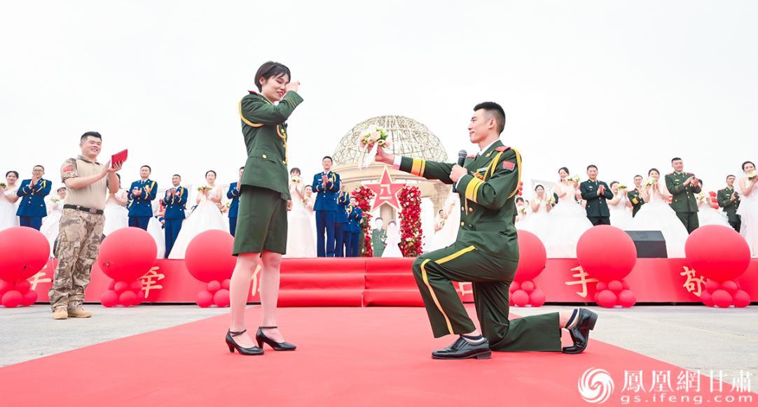 新郎刘亚楠向新娘位青洁浪漫求婚 杨艺锴 摄