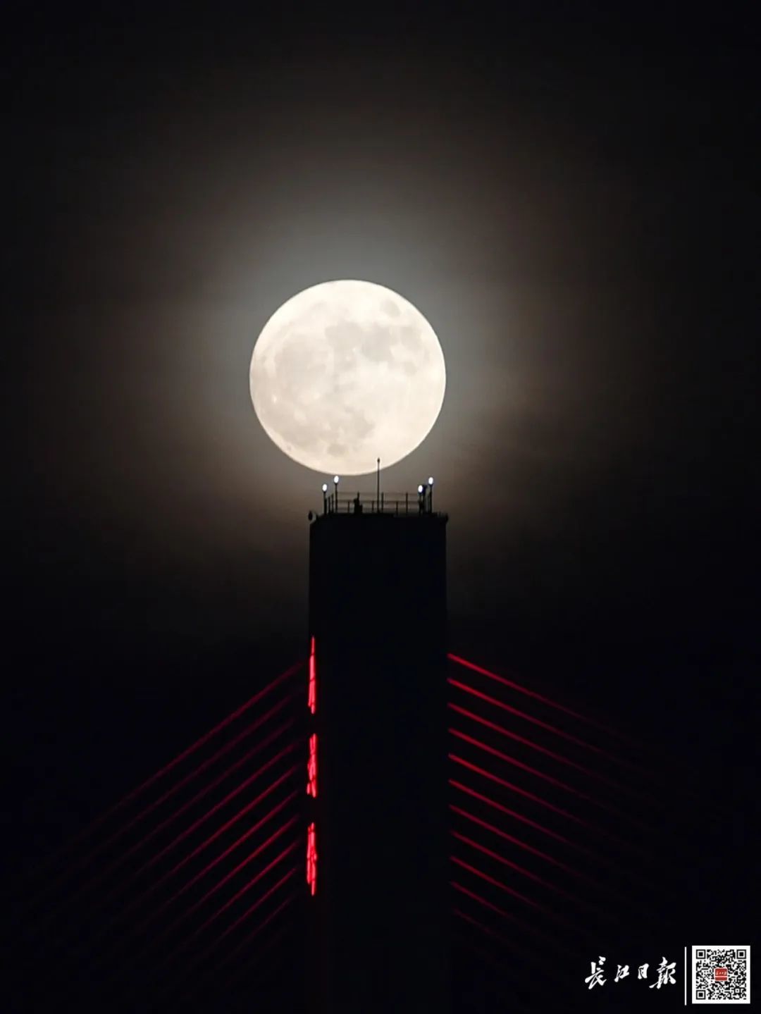 2022年7月13日，月湖桥桥墩顶端的年度最大“超级月亮”。记者史伟 摄