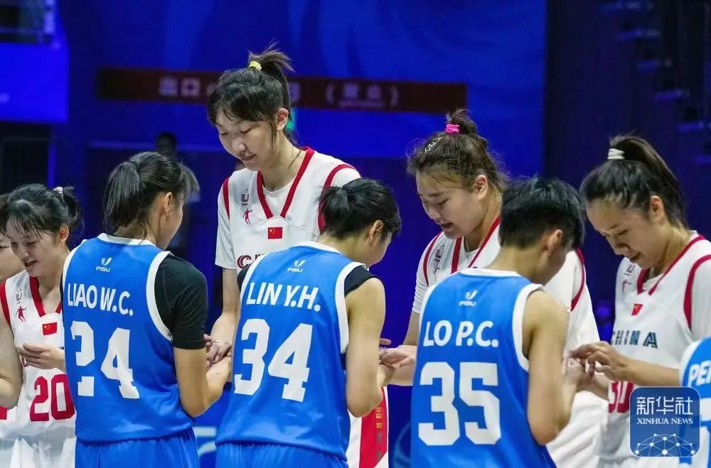 中国女篮球员在比赛开始前和中国台北队球员互送纪念品