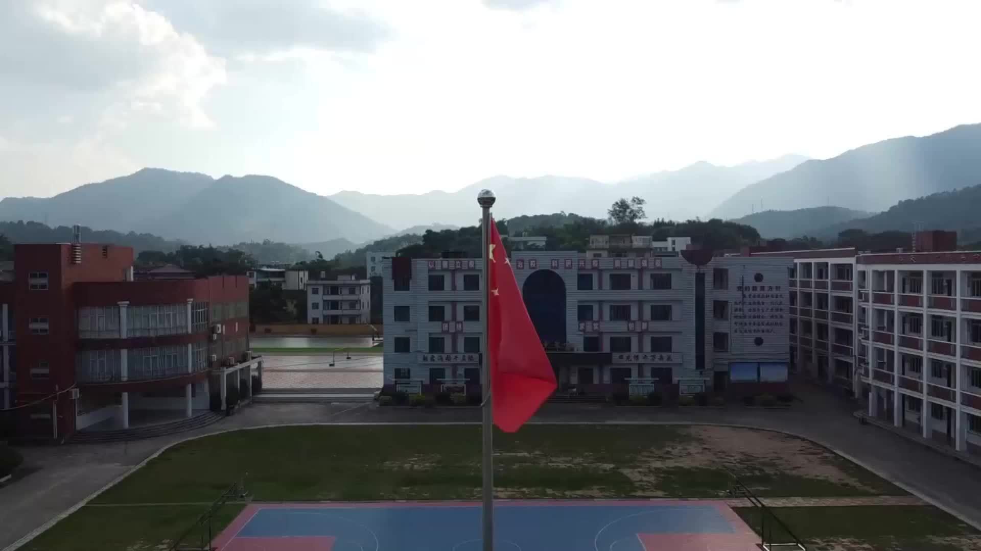 大学生支教到乡村 点亮孩子多彩暑期