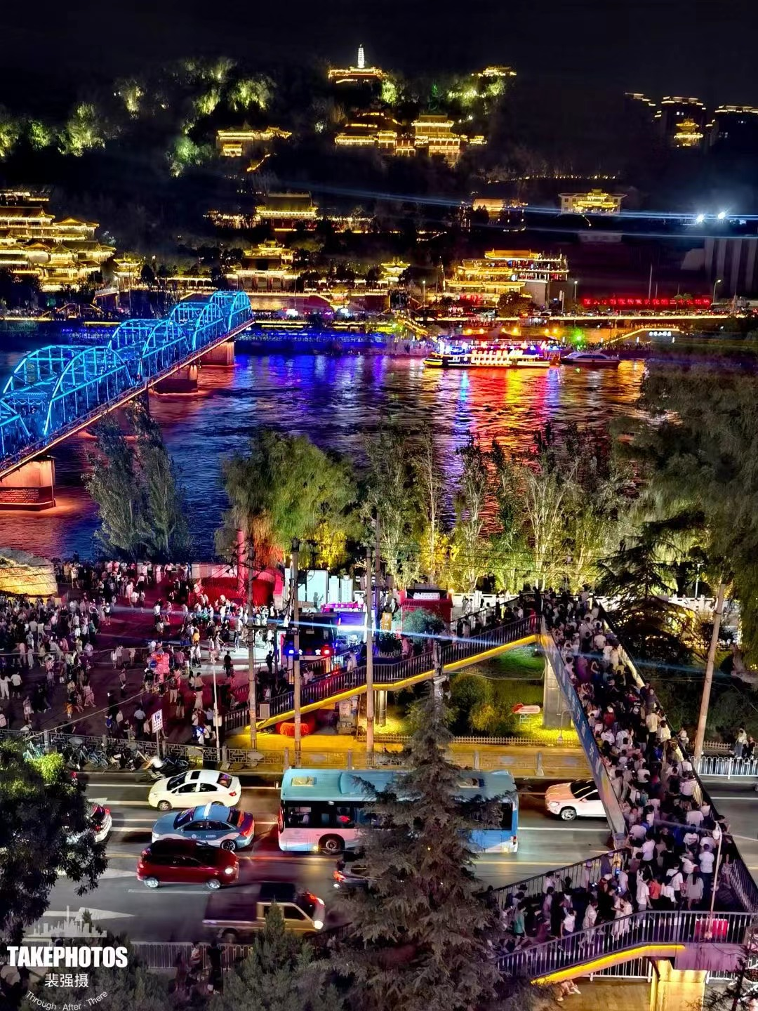 兰州中山桥游人如织 奔流新闻记者 裴强 摄