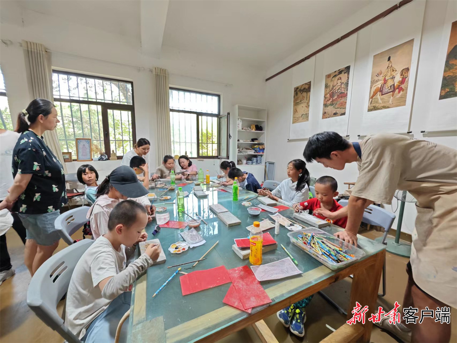 孩子们在莫高里工匠村学习绘画技法