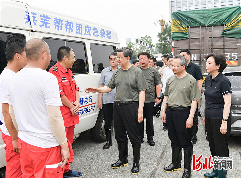 8月3日,省委书记、省人大常委会主任倪岳峰向全国各地来涿的救援队伍表示感谢。 河北日报记者赵海江摄
