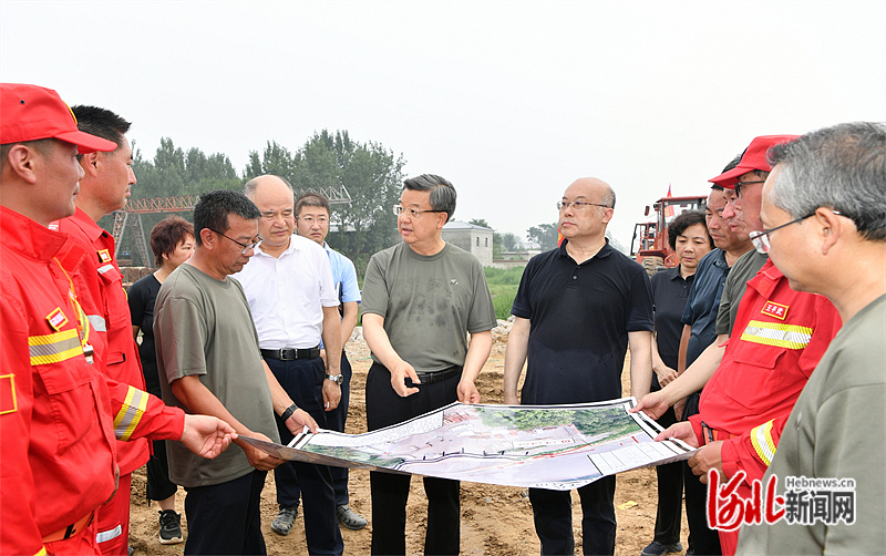 8月3日,省委书记、省人大常委会主任倪岳峰,省委副书记、省长王正谱在白沟河左堤东茨村段,实地察看河堤加固情况。 河北日报记者赵海江摄