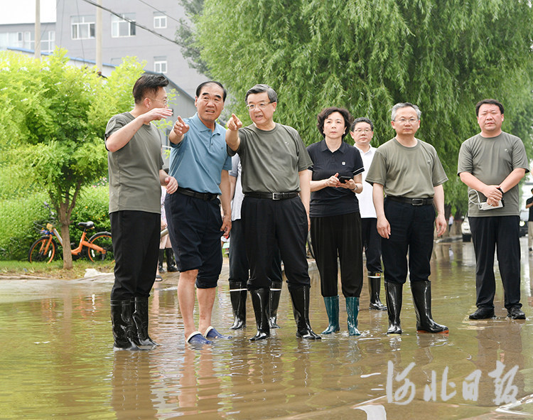 8月3日，省委书记、省人大常委会主任倪岳峰在涿州城区，察看积水路段，了解救灾情况。 河北日报客户端记者赵海江摄