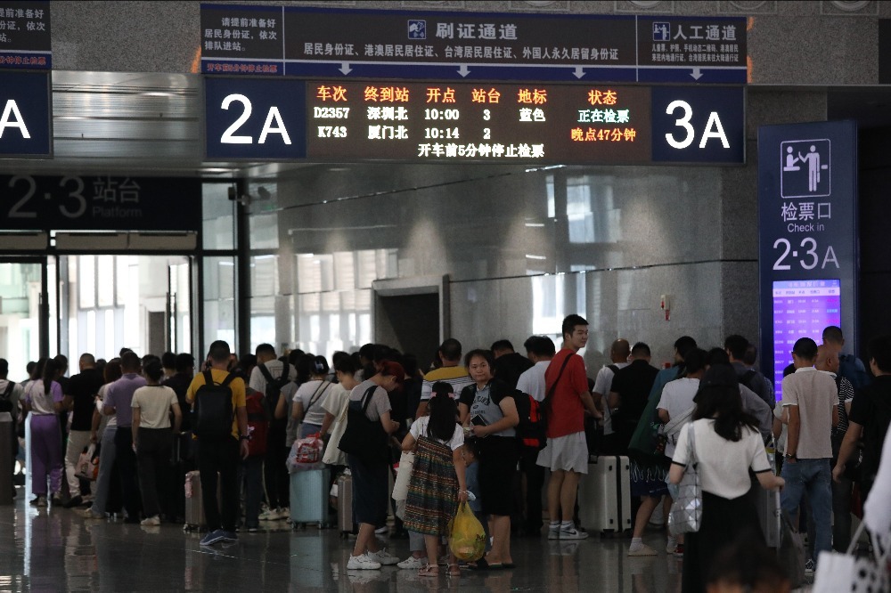 图为旅客正在龙岩站候车室排队检票。傅艺鹏 摄