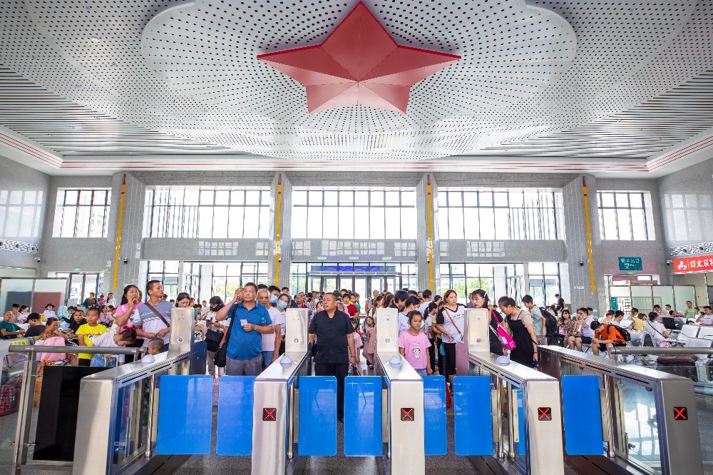 列车即将到站，兴国站旅客有序排队准备验证进站乘车。邹阳 摄