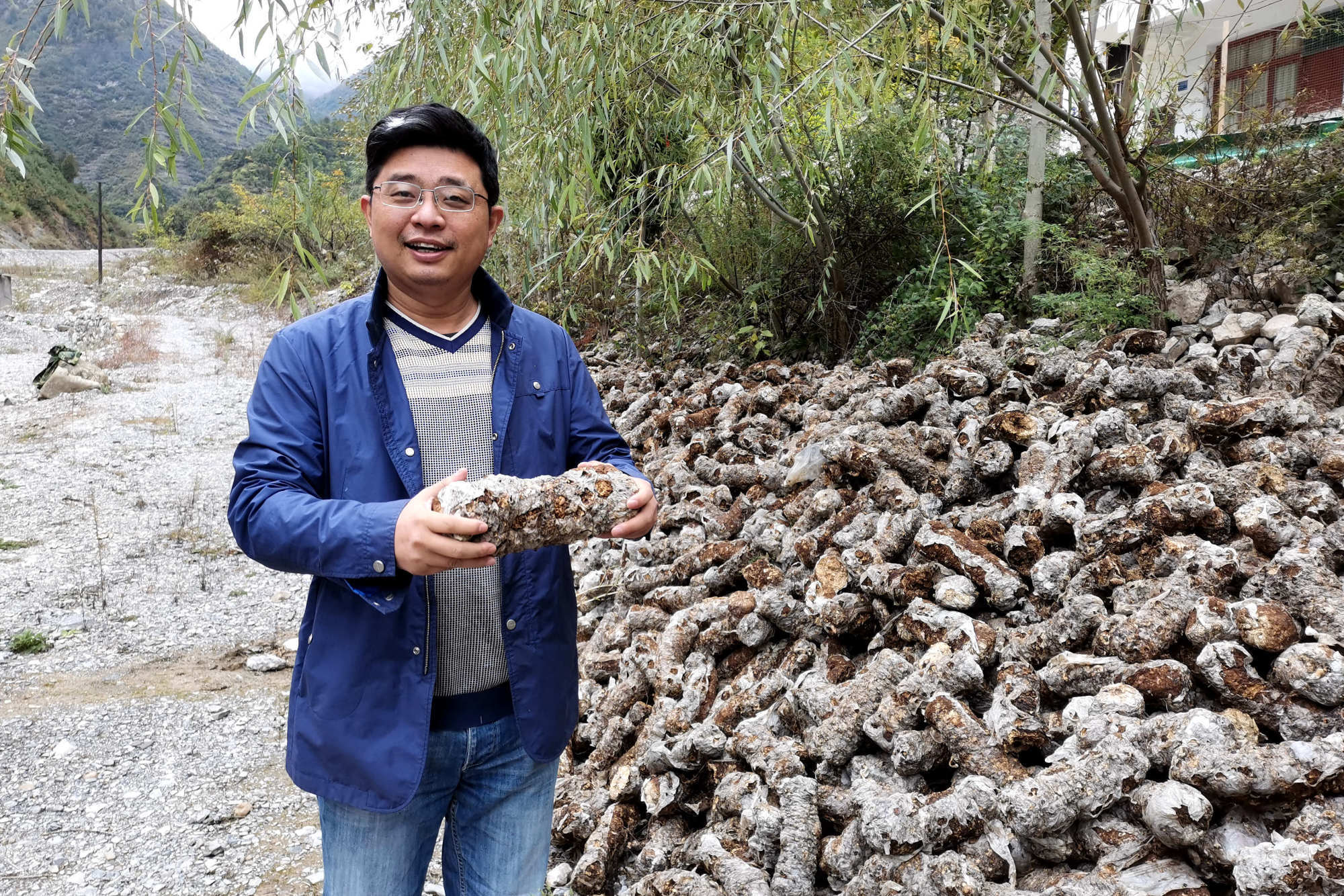 天津大學(xué)黃俊老師在宕昌縣菌菇渣堆放現(xiàn)場調(diào)研（央廣網(wǎng)發(fā) 天津大學(xué)供圖）