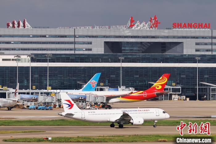 东航第二架国产C919大型客机从上海虹桥机场起飞。中新社记者 殷立勤 摄