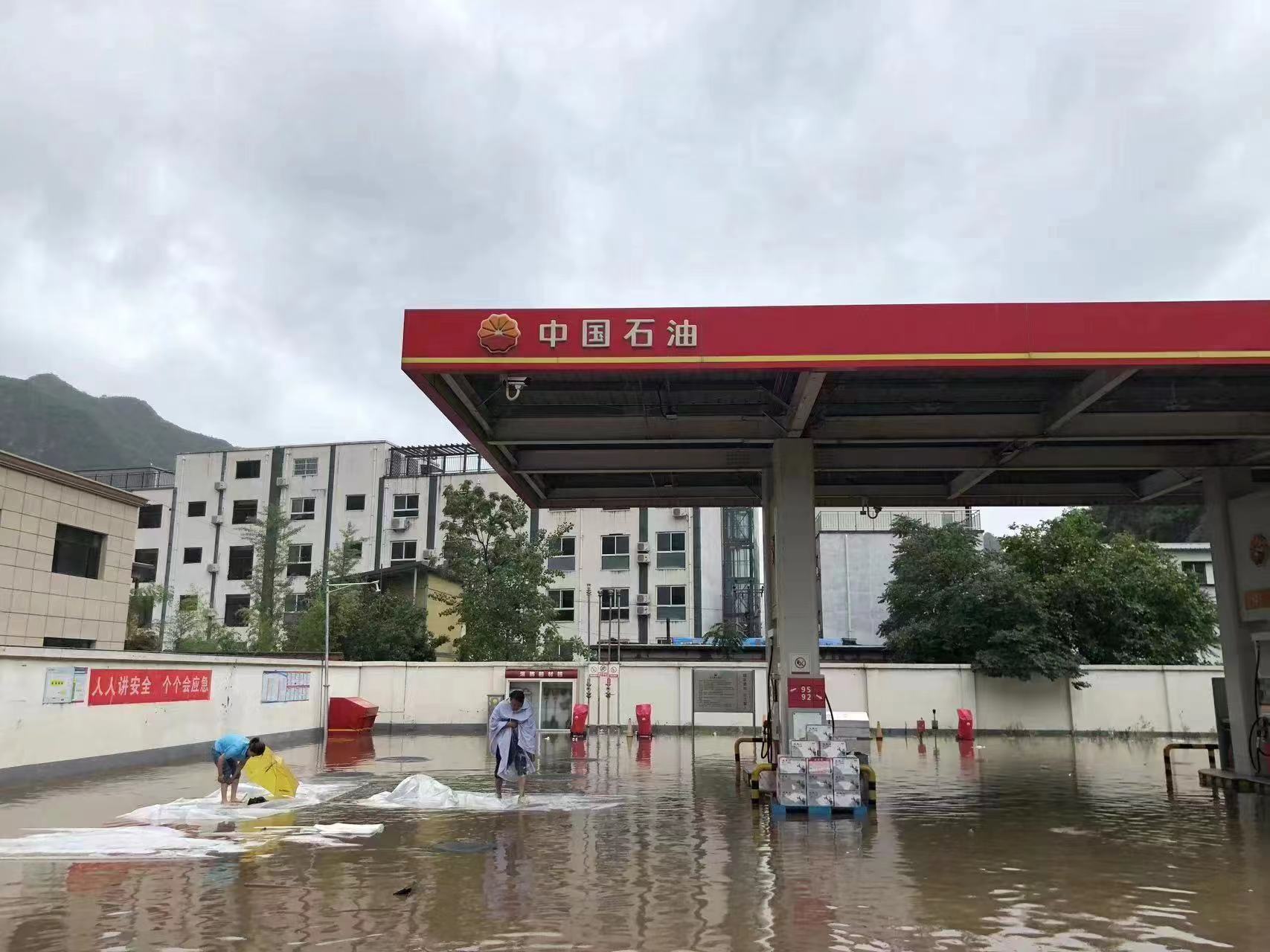 河北销售保定133站员工清除站内积水王子兴/摄