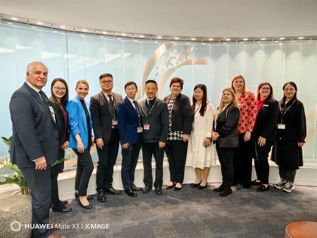 天门杭州华泰中学国际教育部团队和EQI团队代表、QCAA团队代表合影