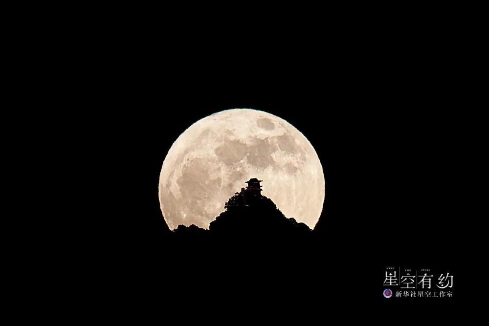 陕西省天文摄影爱好者薛飞2022年6月14日在陕西西安拍摄的“超级月亮”。