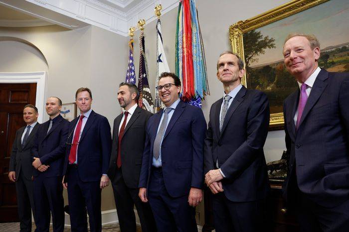 7家美国AI巨头排代表在白宫签署AI承诺