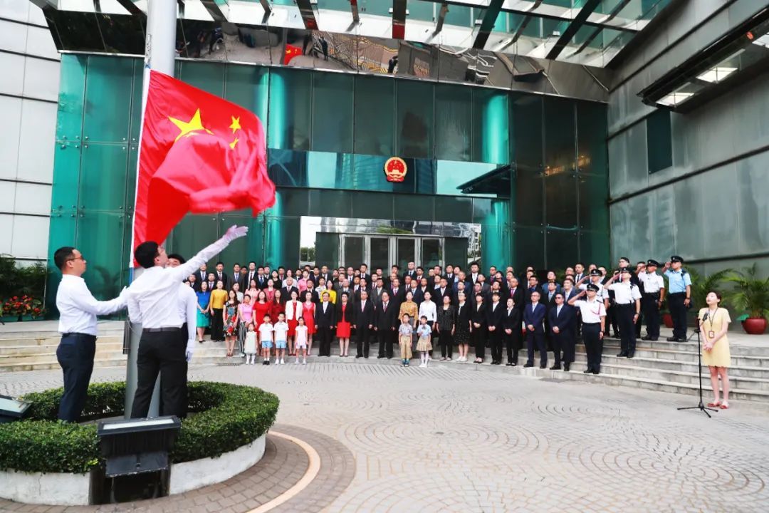 ▎外交部驻港公署举行庆祝香港回归祖国26周年升旗仪式。