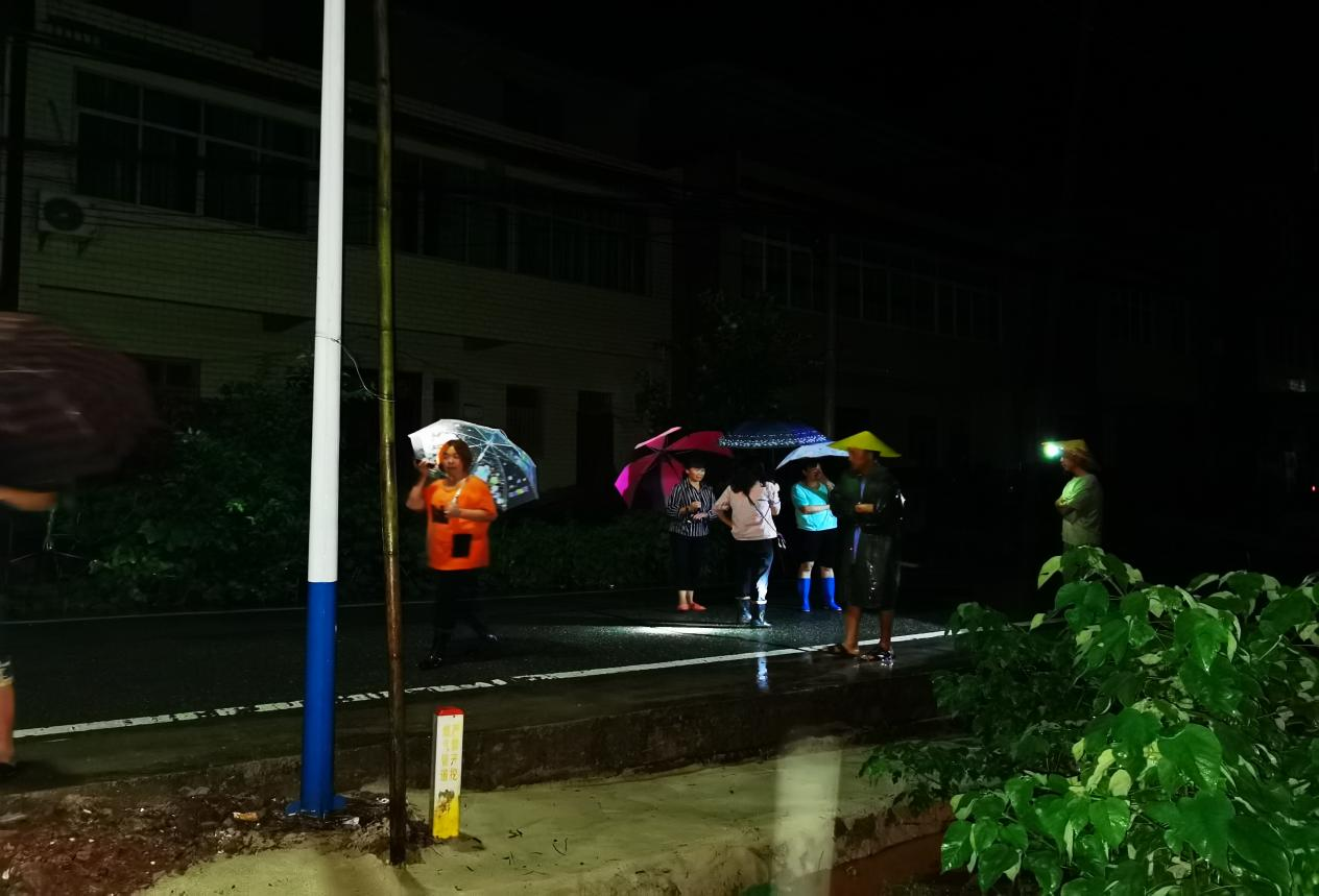 钟峰村连夜通知并组织村民转移