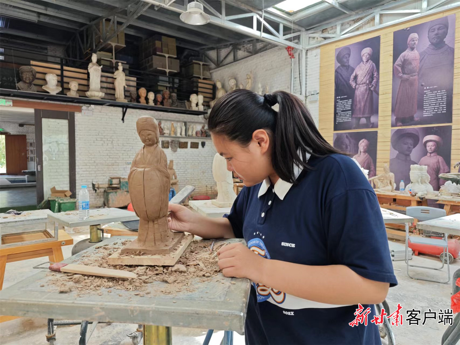 学员在位于敦煌市的莫高里工匠村学习雕塑技艺