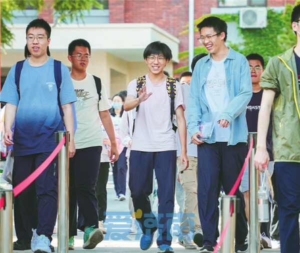 2023年山东夏季高考,考生自信满满地走出考场。济南时报·新黄河客户端记者黄中明 摄(资料照片)