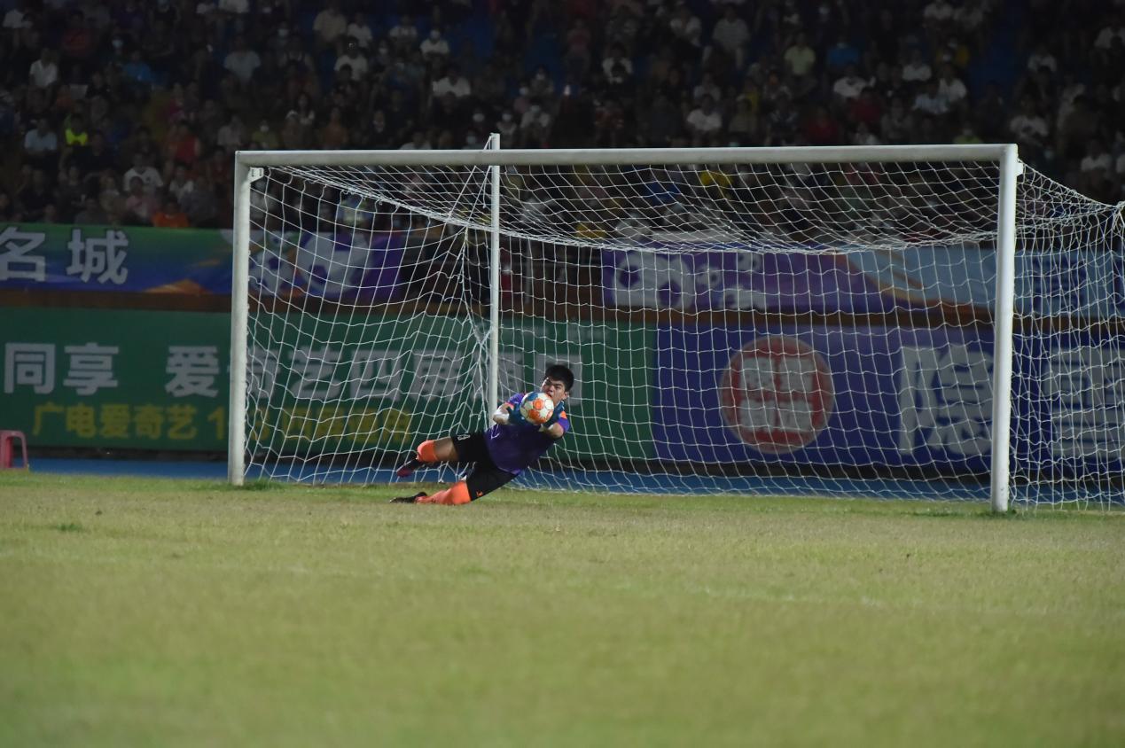 (2022年“西甲”决赛精彩扑球 李东摄)