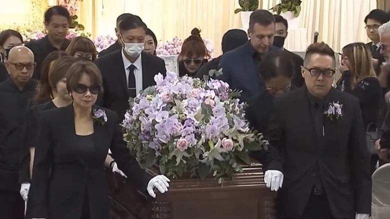 华裔歌手李玟灵柩送往火化 亲友挥泪相送