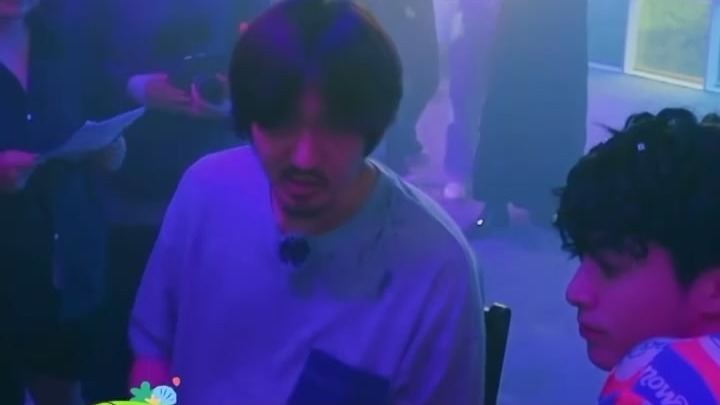 王传君探班王鹤棣拍mv 好像一个骄傲的老父亲