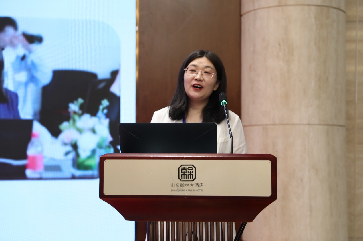 校友会法律顾问、理事董天园律师作报告