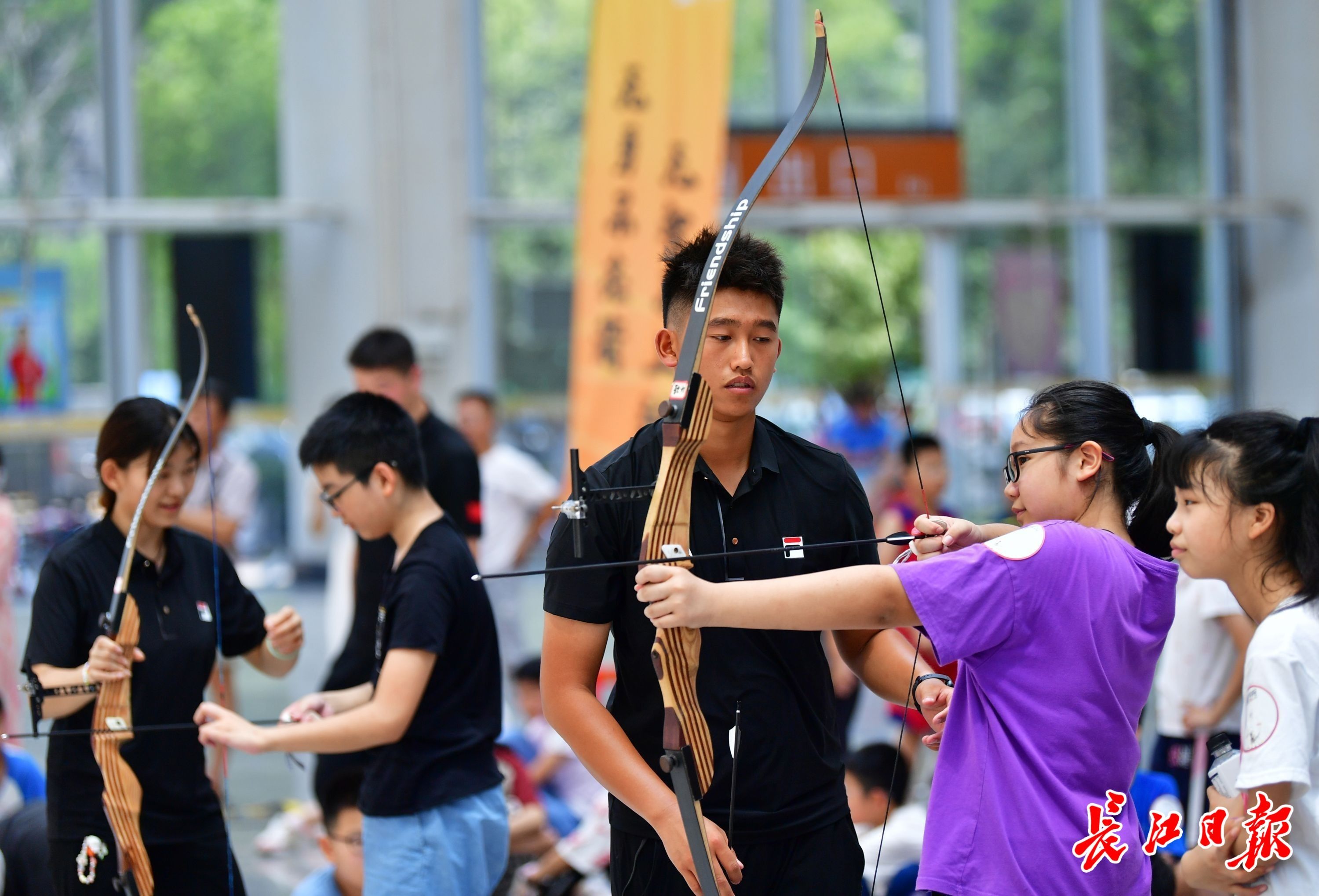 教练员在协助学员瞄准。记者喻志勇 摄