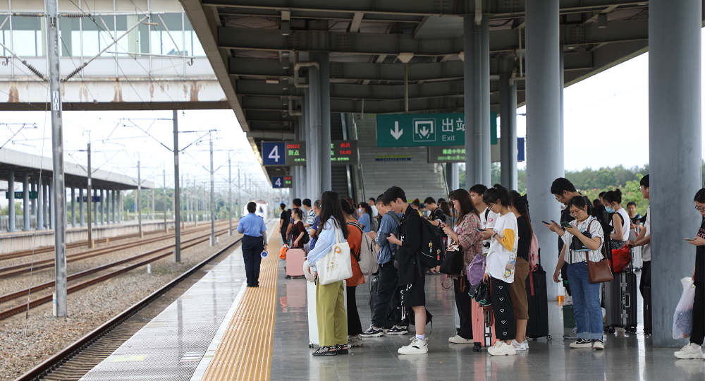 抚州站站台旅客正在候车。王玉 摄