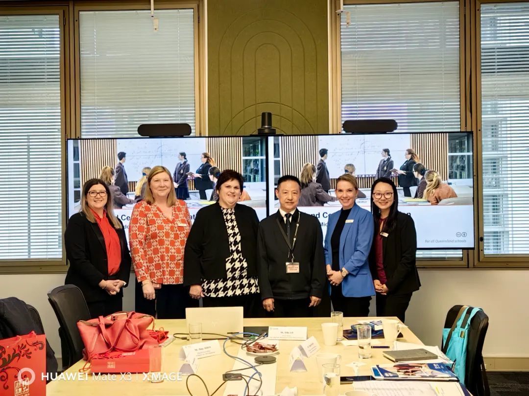 王庆中校长与昆士兰州学术委员会（ QCAA ）团队合影