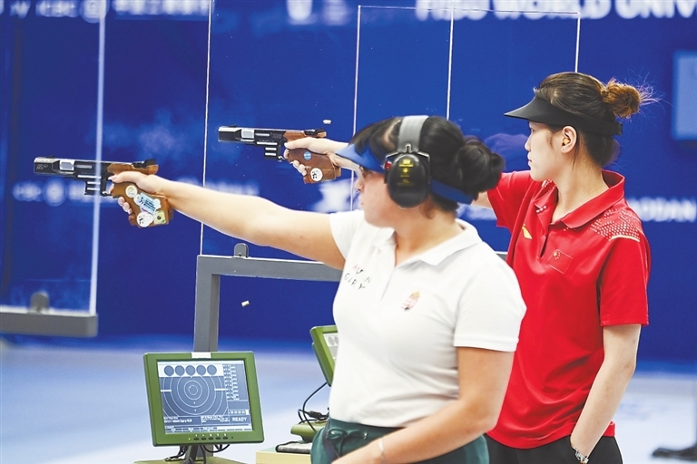 8月1日，中国选手熊亚瑄（右）与匈牙利选手正在比赛中。 新华社记者 曹祎铭摄