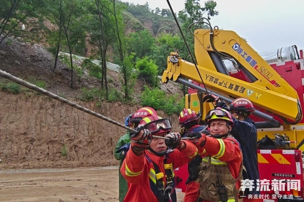 暴雨突袭 庆阳消防逆流救援(24314291)-20230731115057.jpg