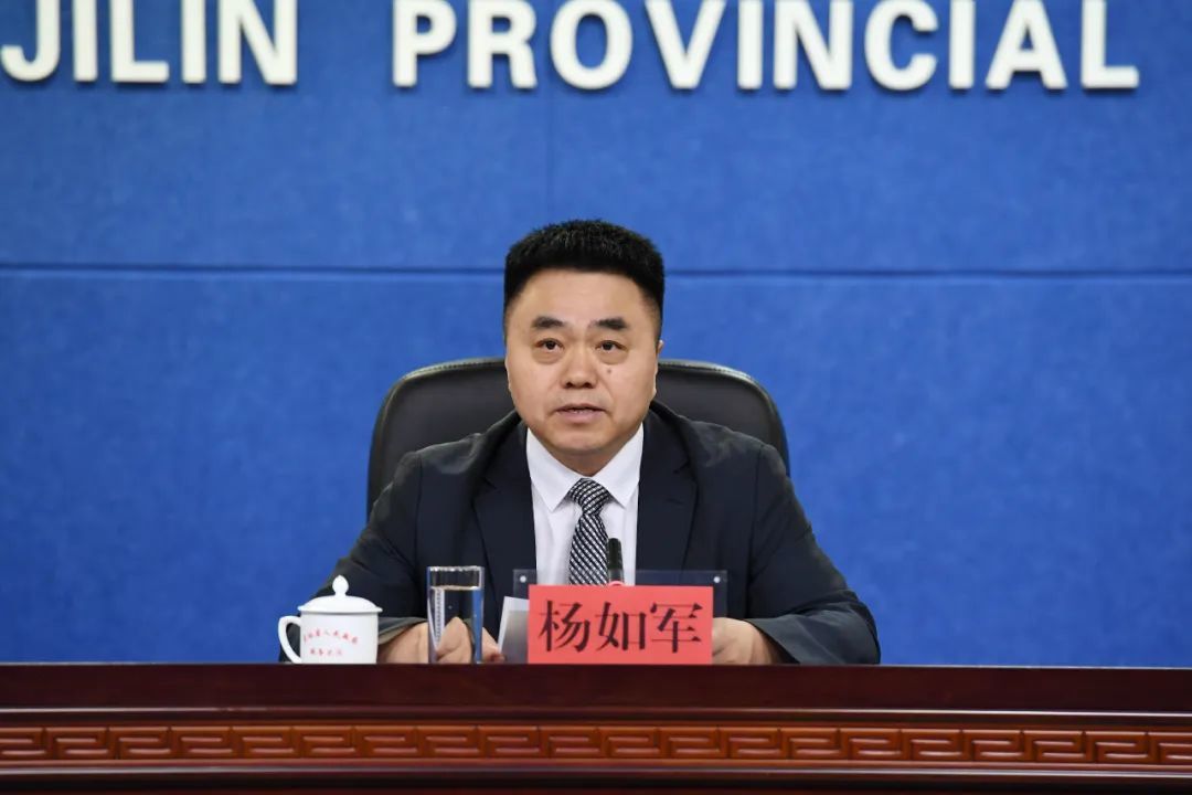吉林省人社厅副厅长杨如军进行解读和说明。 图片来源：吉林发布