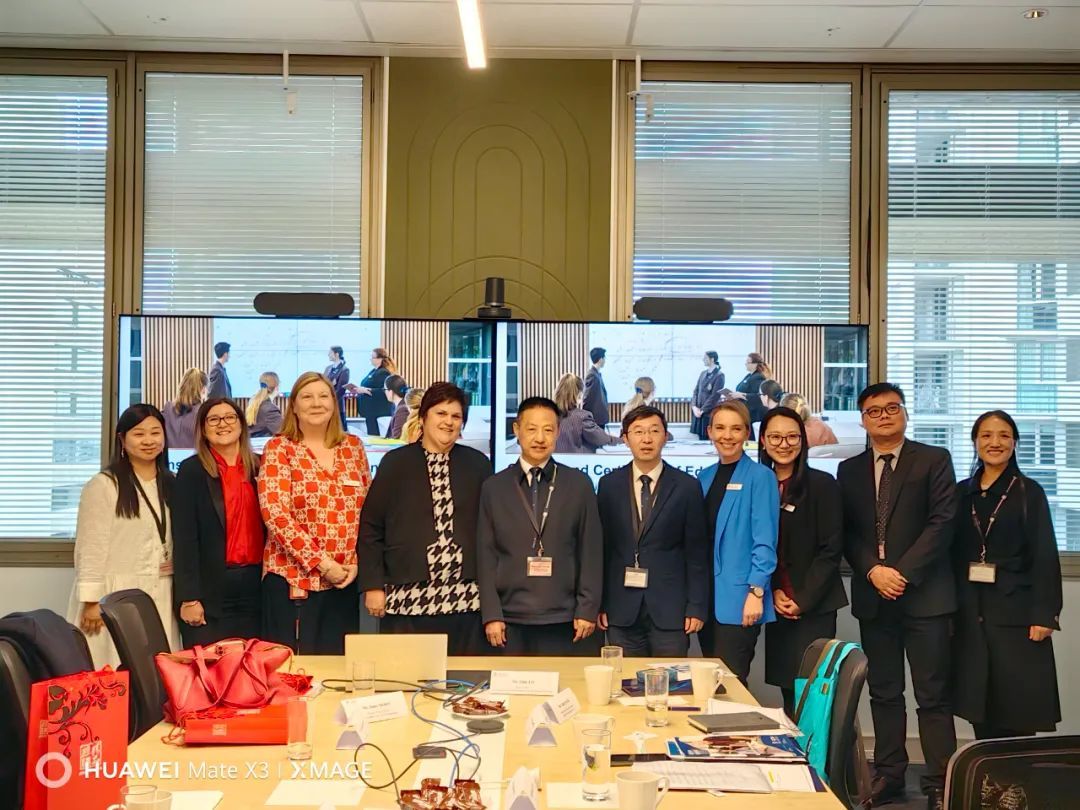 天门杭州华泰中学国际教育部团队与昆士兰州学术委员会（QCAA）团队代表合影