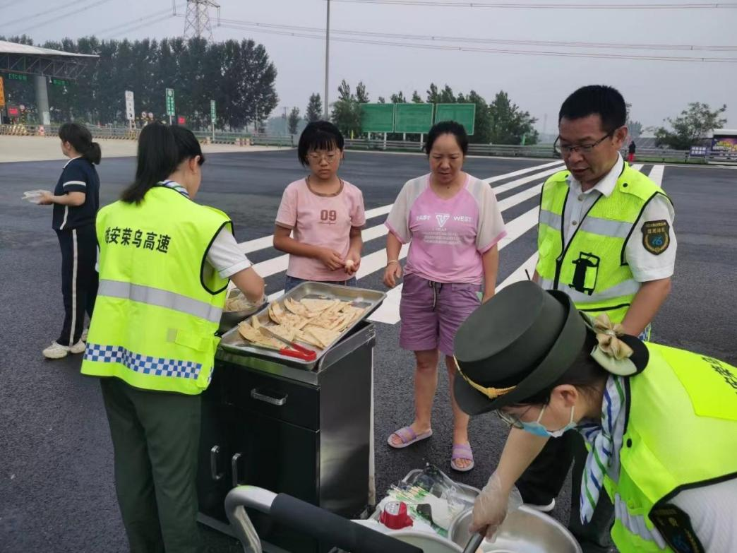 暴风雨中，他们坚守一线彰显大爱