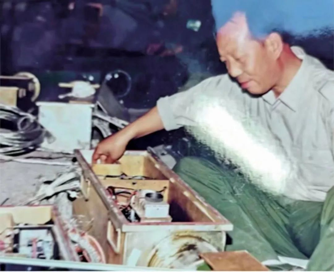 在现场给学生指导操作