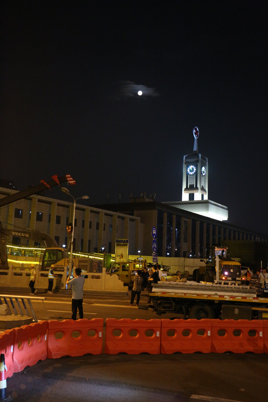 解放广场北侧中山路地道桥开始动工前的围挡及疏散。