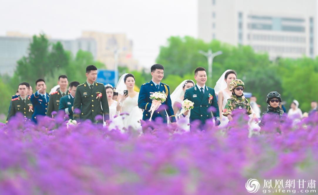 来自全国各地的52对伉俪，携手穿过浪漫紫金花海。杨艺锴 摄